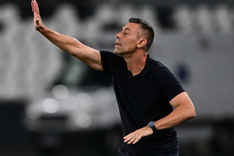 Bem avaliado no Botafogo Pedro Caixinha tem reunião Grêmio Vasco