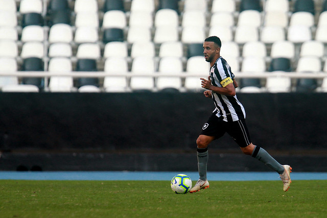 Volante Caio Alexandre na partida contra o Vitória