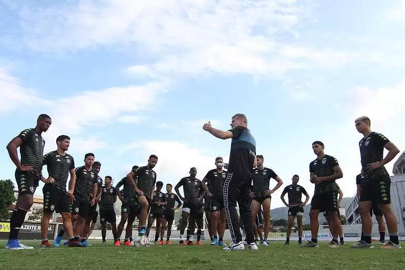Botafogo volta treinos