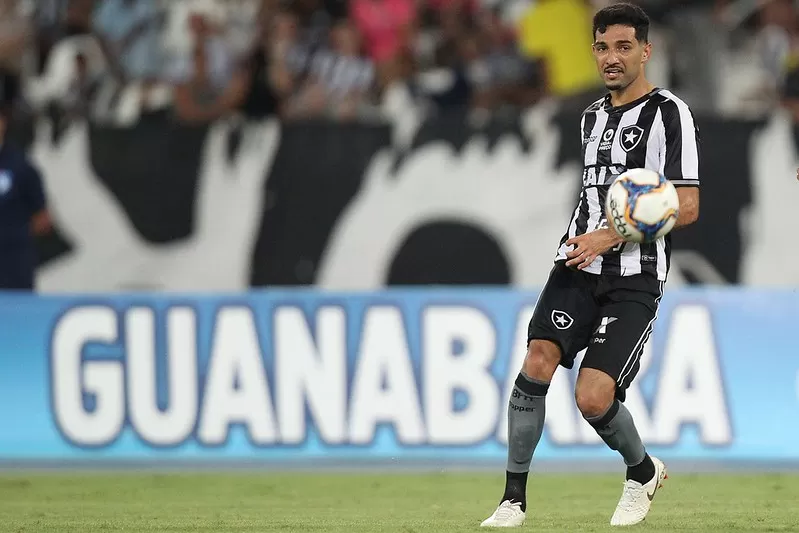Alan Santos processa Botafogo