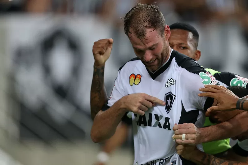 Botafogo volta Carli