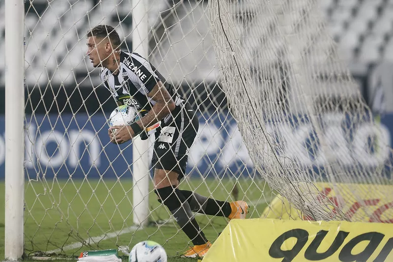 rafael navarro renovação botafogo