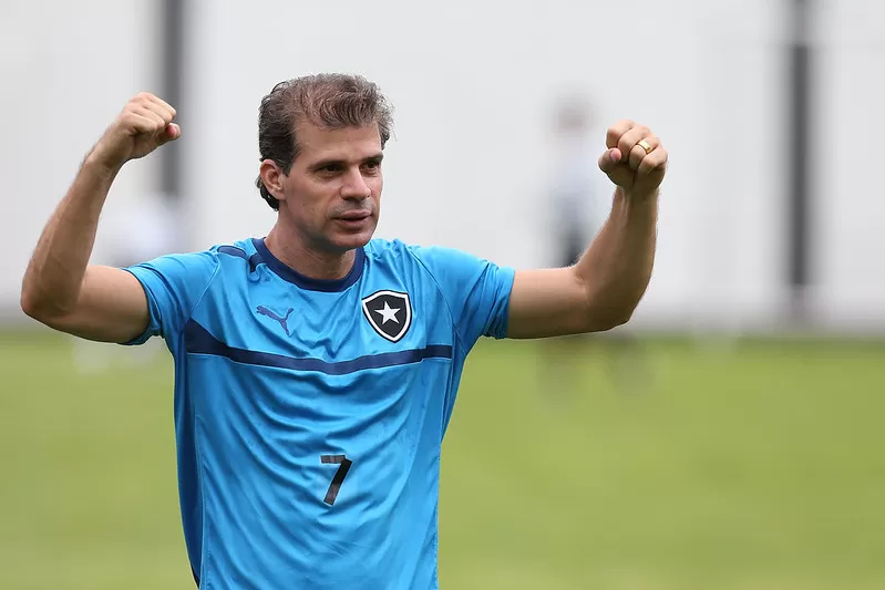 túlio botafogo estátua nilton santos