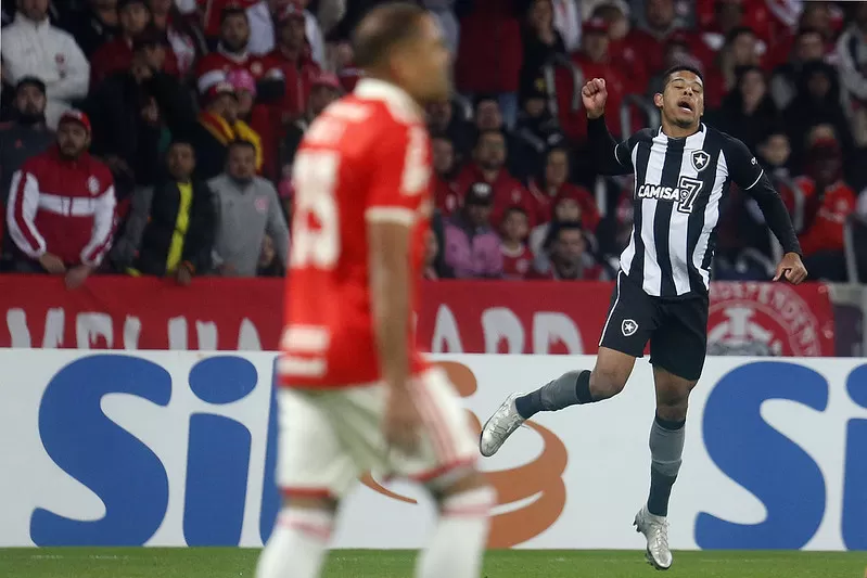 botafogo vinicius lopes