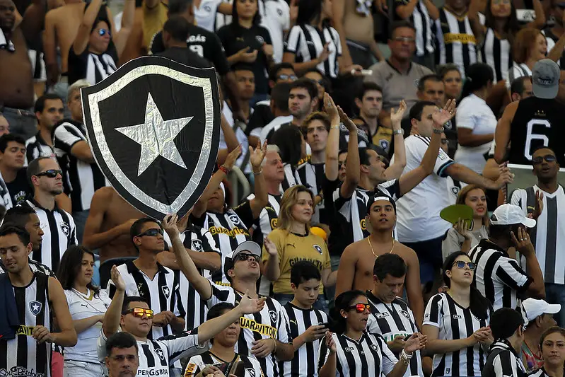 Botafogo x Vasco tem 30 mil ingressos vendidos; torcedores formam