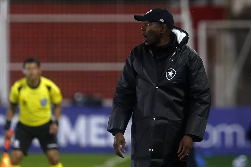 claudio caçapa botafogo patronato