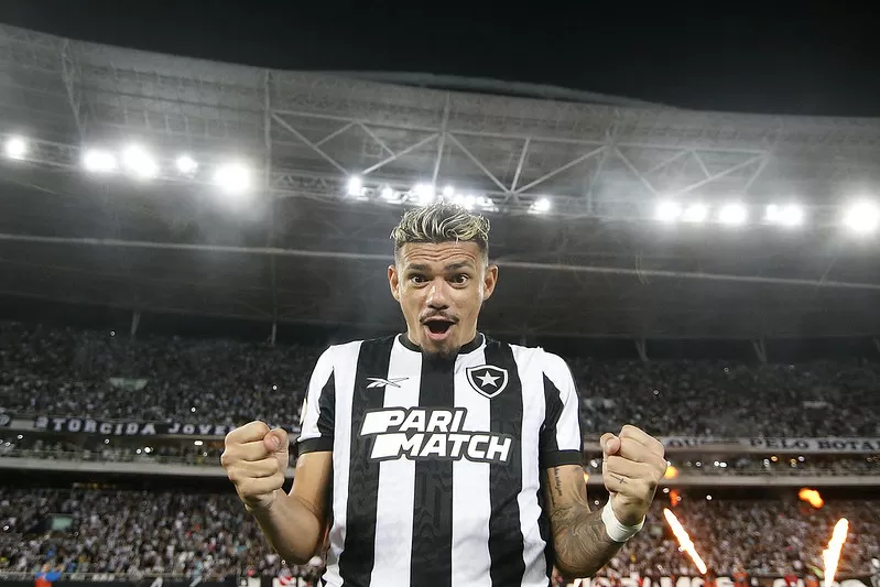 tiquinho soares botafogo coritiba campeonato brasileiro