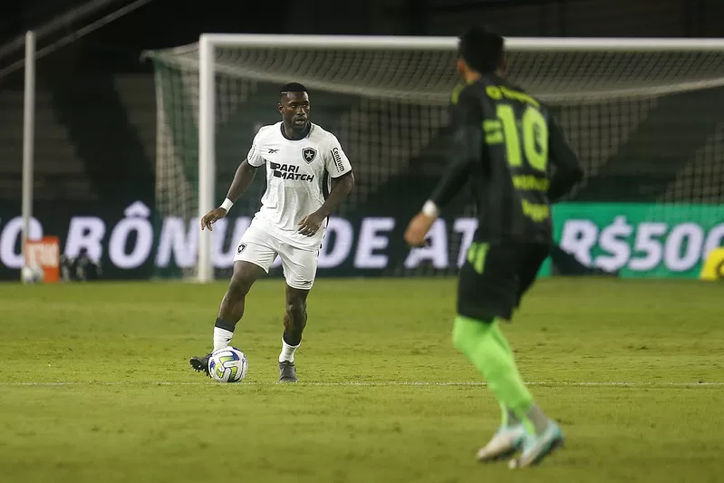 botafogo coritiba bastos