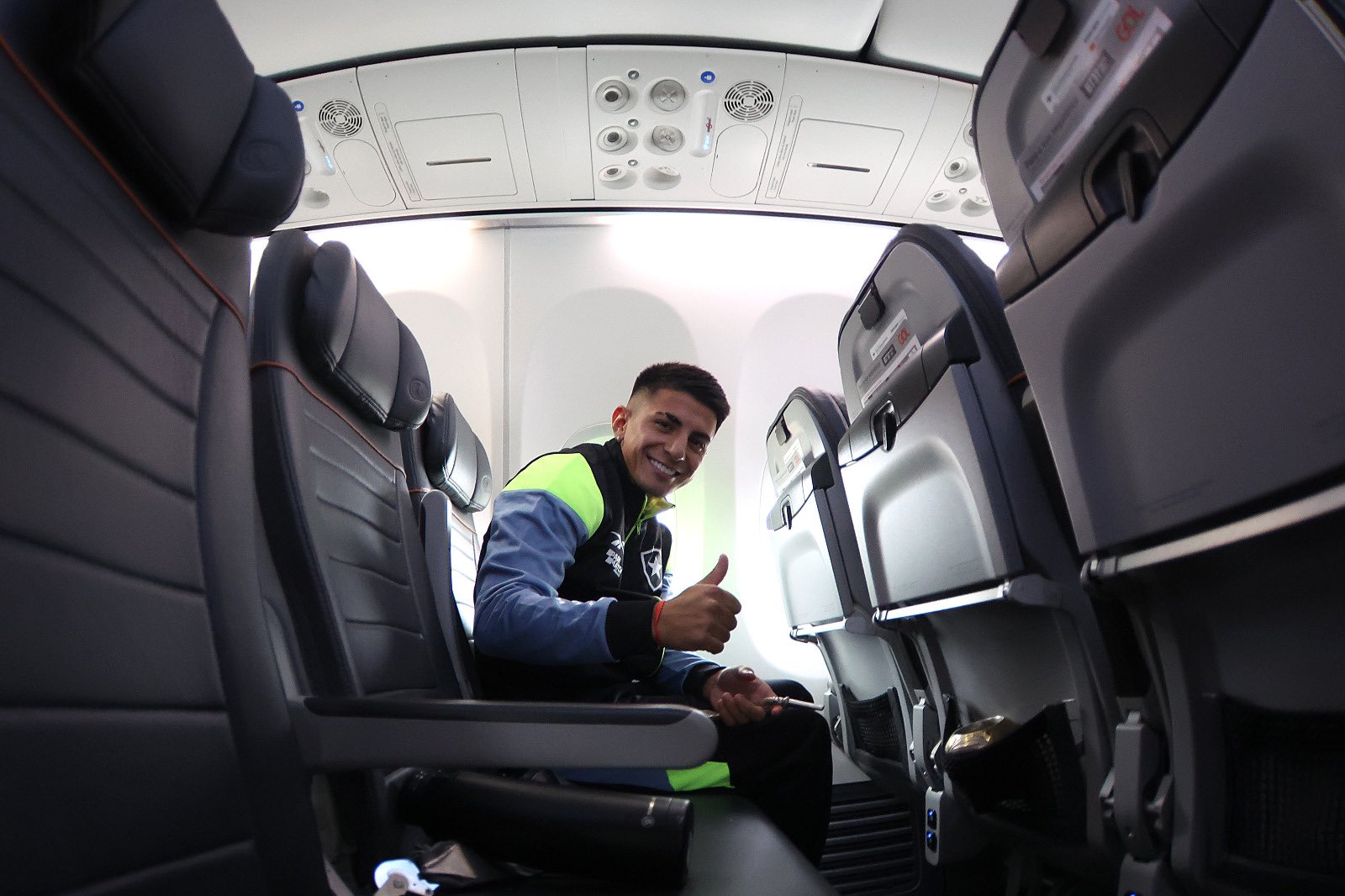 botafogo thiago almada aviao