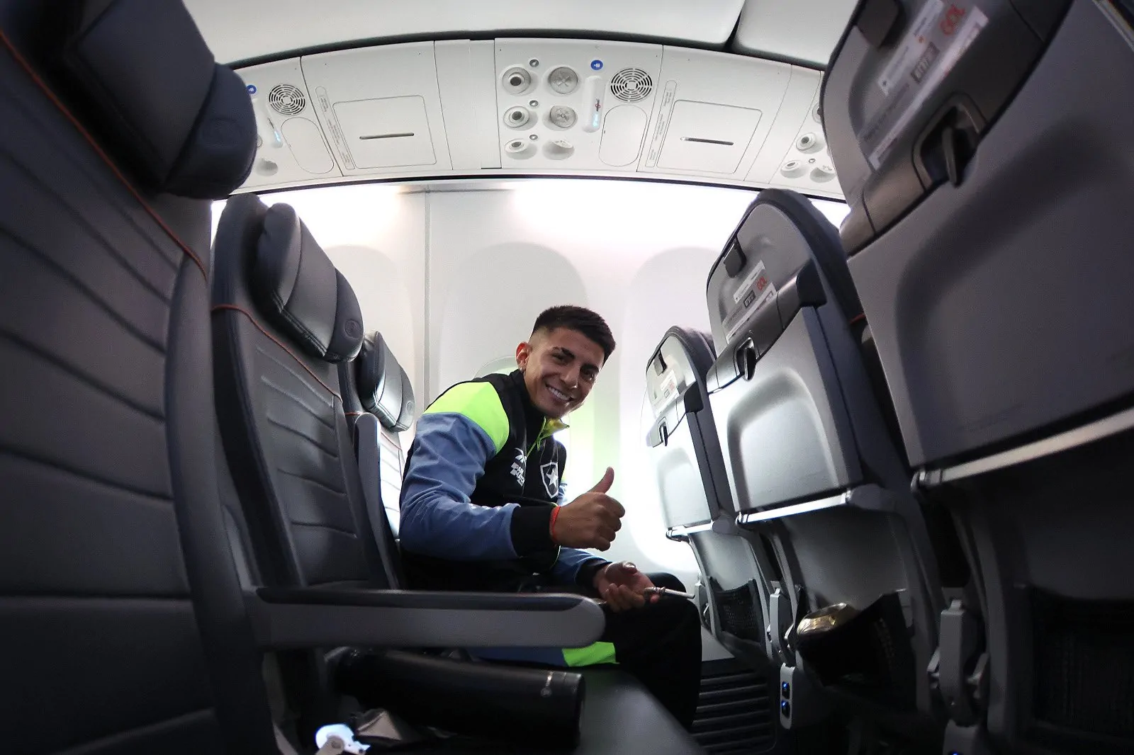 botafogo thiago almada aviao