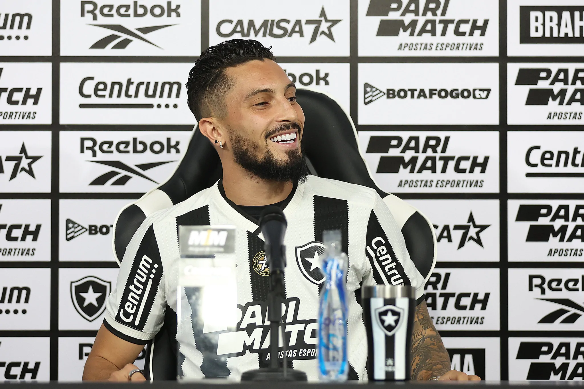 lateral alex telles botafogo apresentado