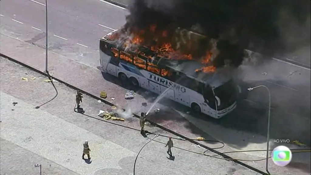 torcedores penarol botafogo onibus queimado