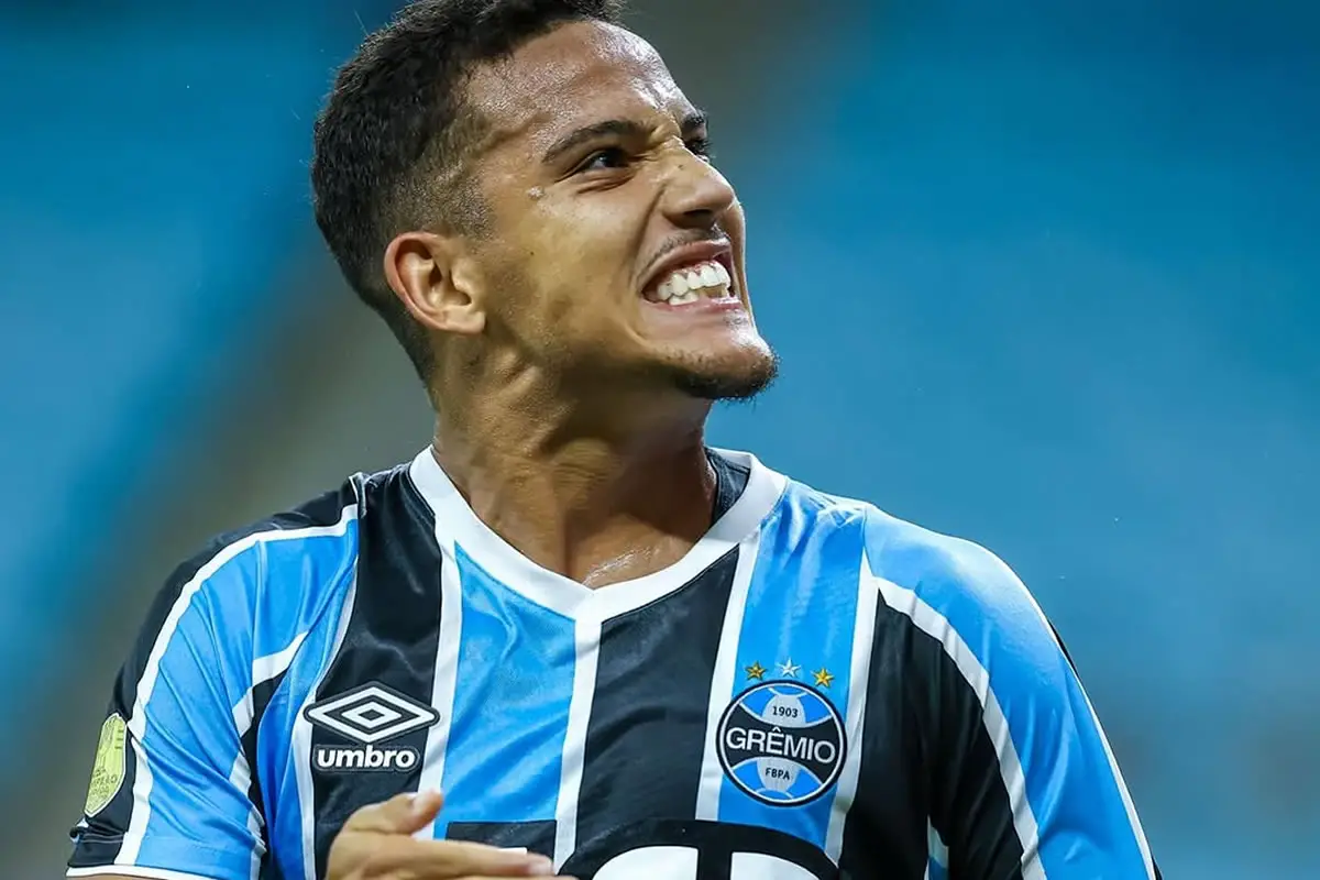 Grêmio recusa proposta do Botafogo pelo zagueiro Gustavo Martins 