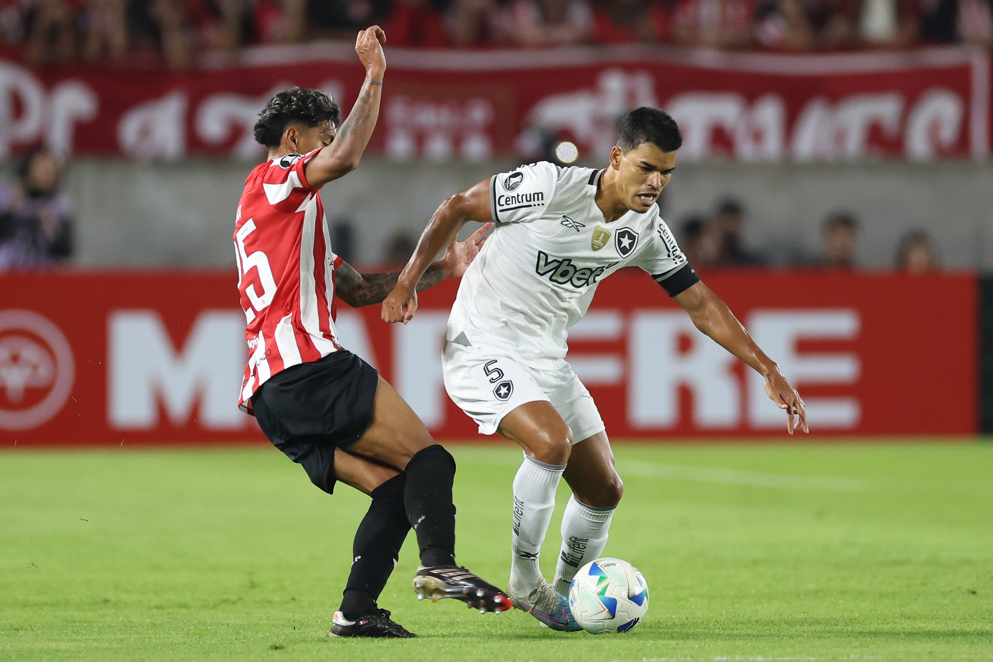 John leva frango, Botafogo perde para o Estudiantes e se complica na ...