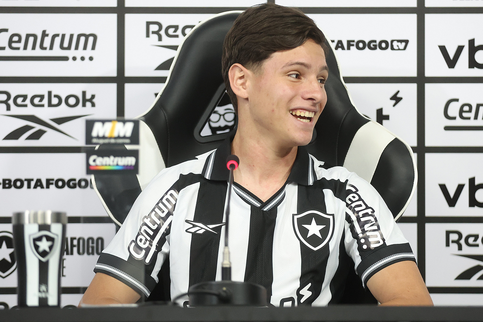 Álvaro Montoro é apresentado ao Botafogo: 