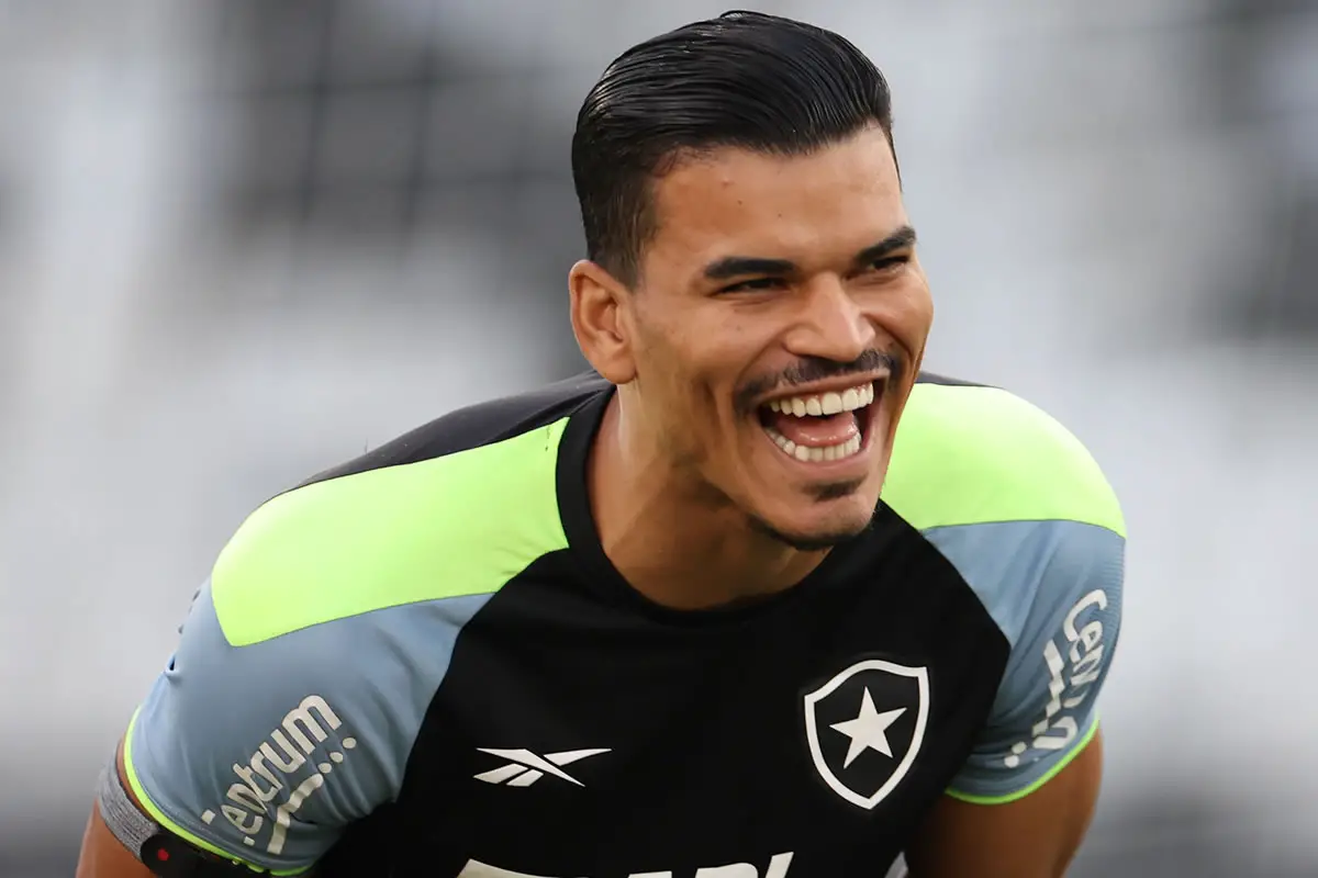 Alvo do Grêmio, volante Danilo Barbosa toma decisão sobre saída do Botafogo 