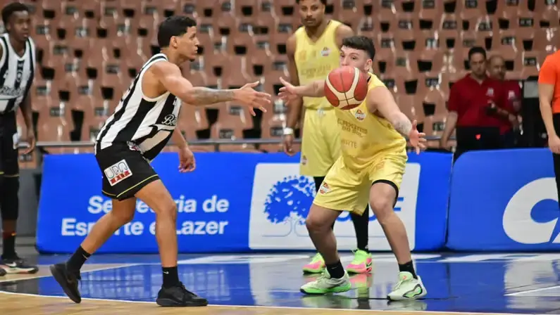Jogadores de Botafogo e Caxias do Sul NBB Basquete
