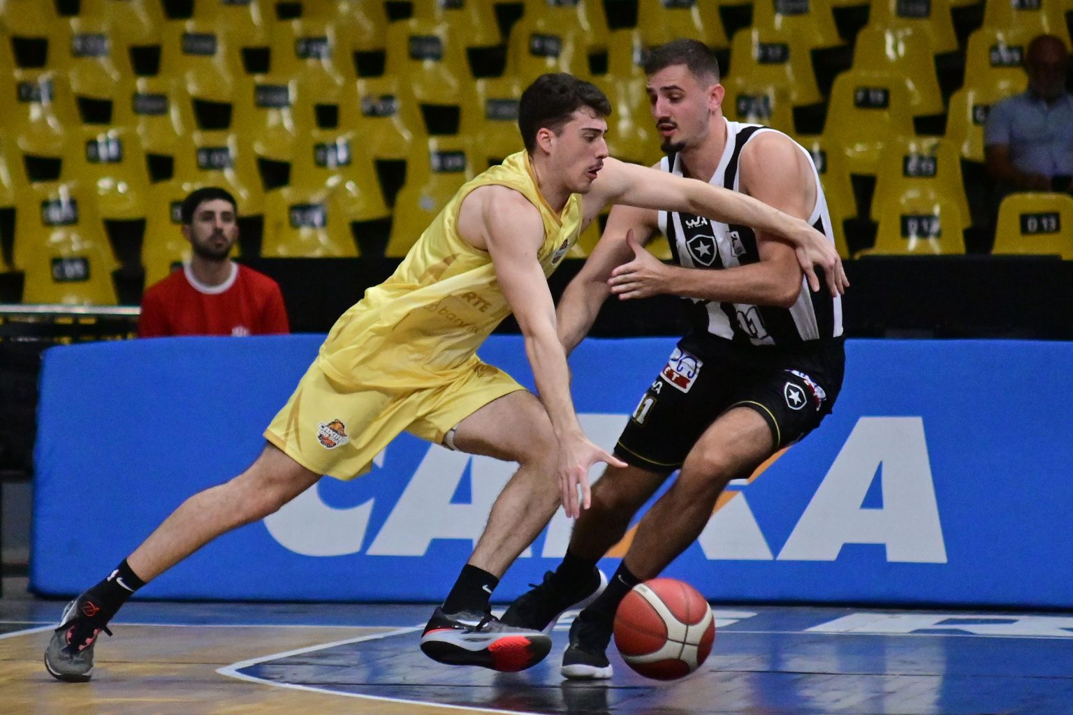 Jogadores de Botafogo e Caxias do Sul NBB Basquete
