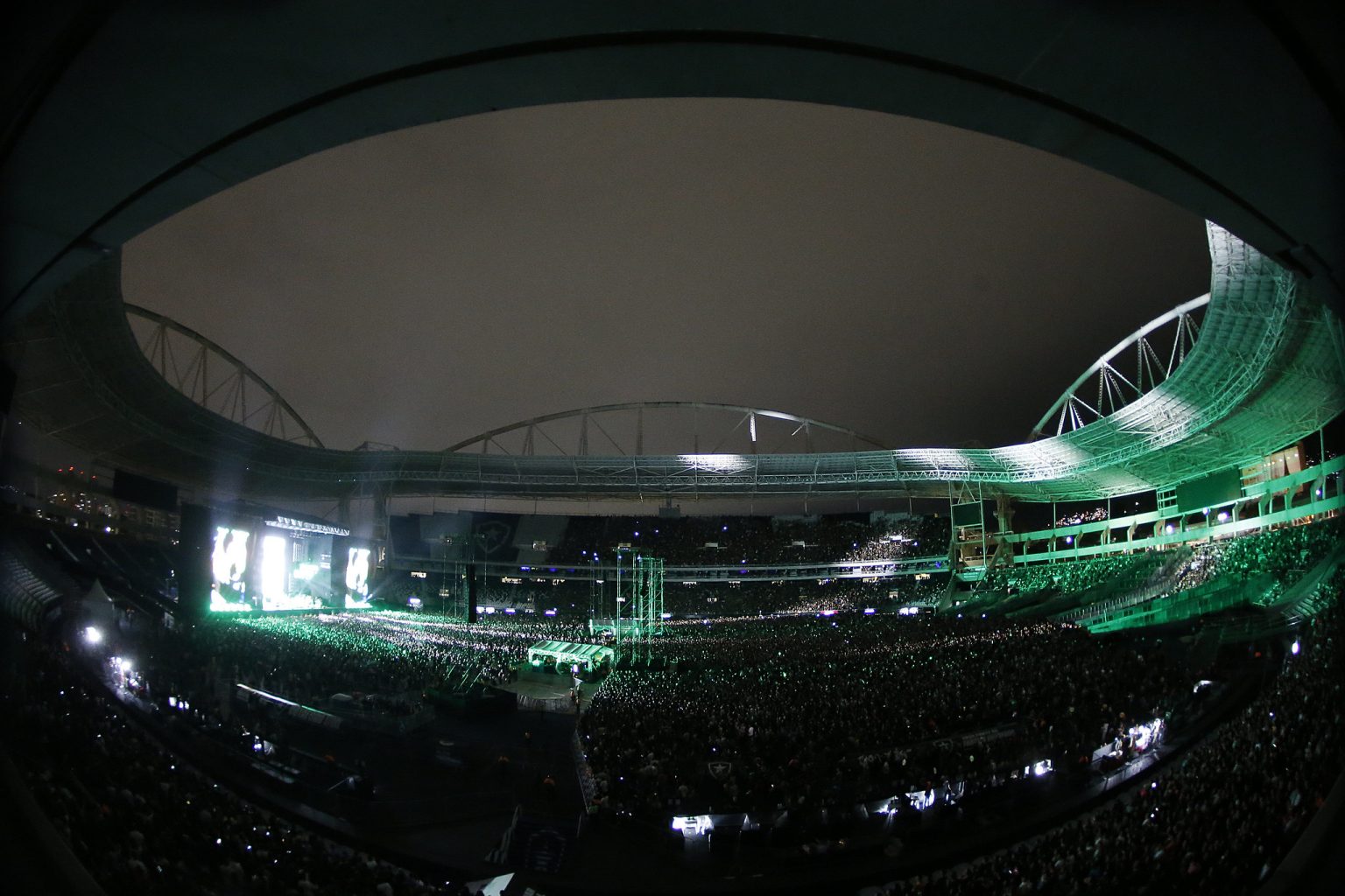 Show Red Hot Chili Peppers Nilton Santos