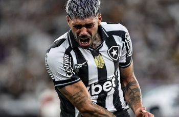 botafogo vasco alexander barboza close