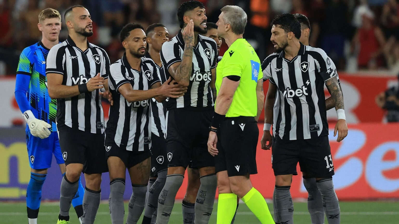 botafogo flamengo alexander barboza daronco expulso