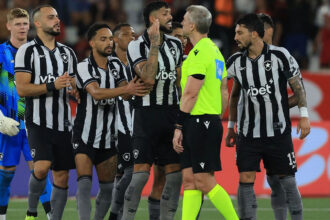 botafogo flamengo alexander barboza daronco expulso