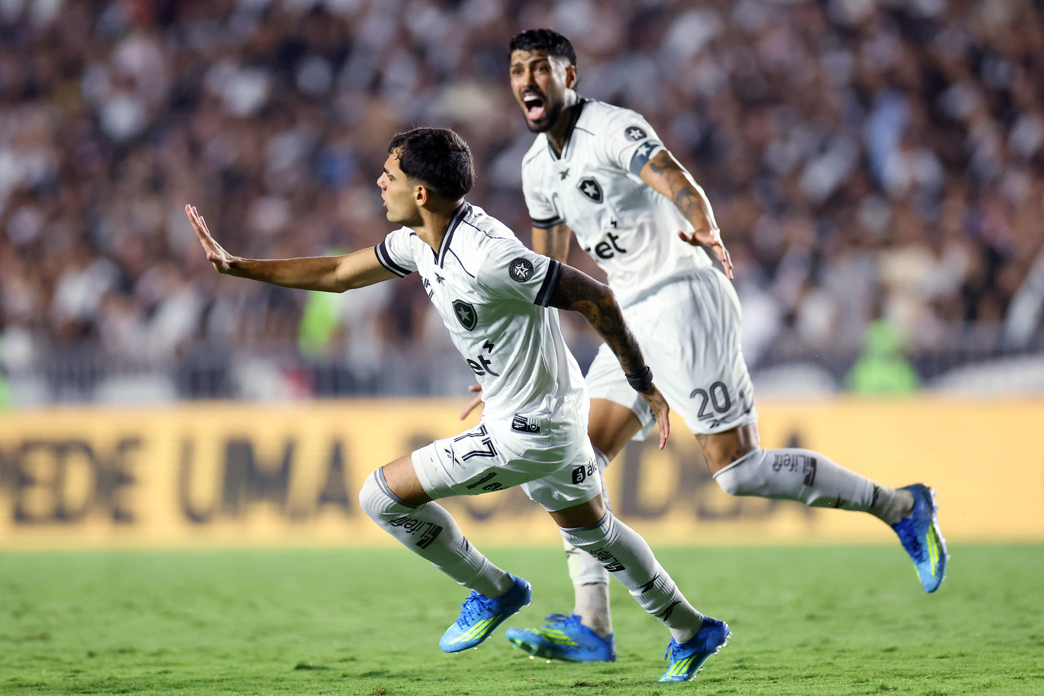 De virada, Botafogo vence Vasco e sobe para 8º no Campeonato Brasileiro